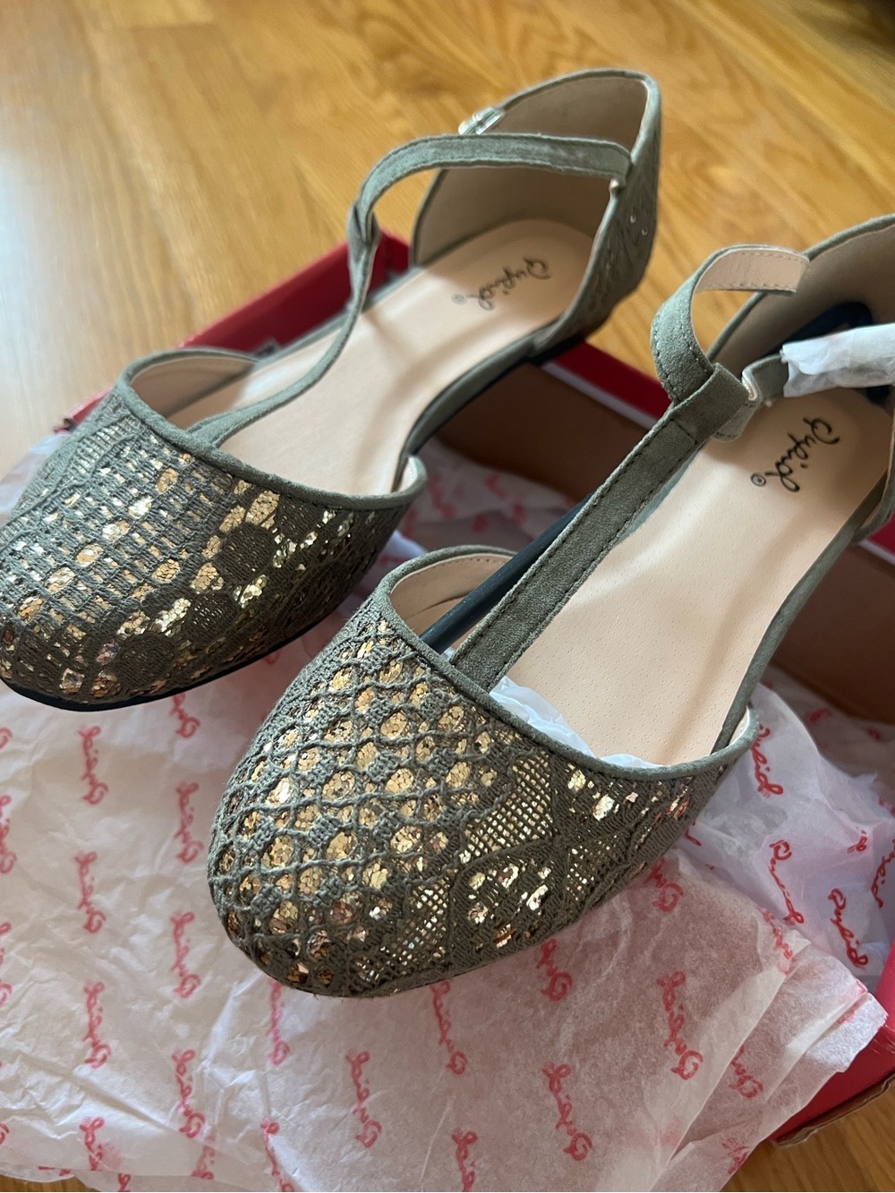 Qupid Women's Olive Green Metallic Lace T-Strap Flats- never worn- size 6